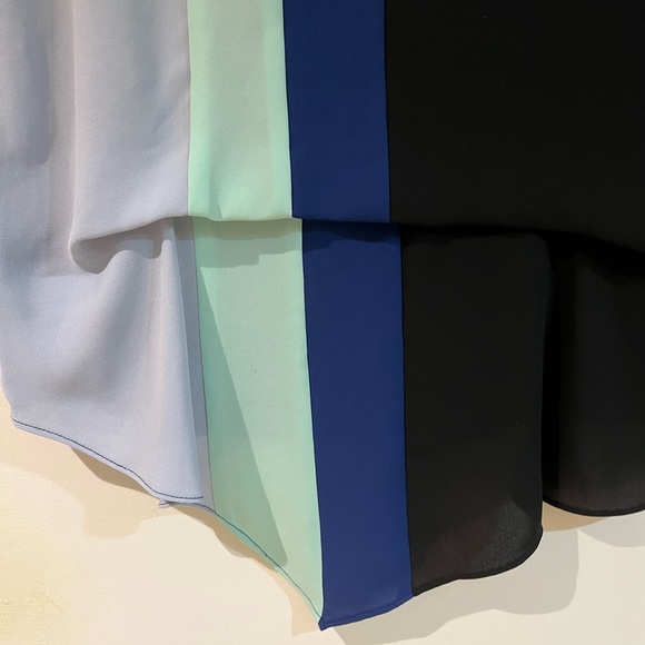 BCBGMaxazria Brea Colorblock Sleeveless Asymmetric Blouse. - Picture 4 of 7